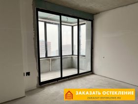 Цветные раздвижные окна на балкон с максимальным остеклением