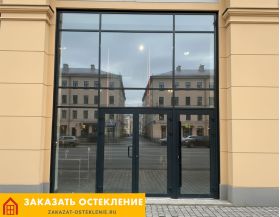 Фасад здания с витражным алюминиевым остеклением окнами с тонировкой