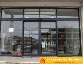 Входная группа с панорамным остеклением и раздвижной автоматической дверью