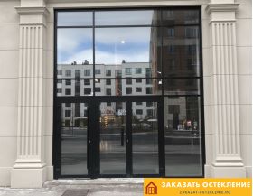 Входные двери для бутика и магазина с панорамным остеклением и автоматическим открыванием