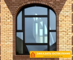 Арочные ламинированные окна черного цвета в частном доме