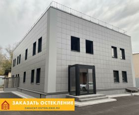 Распашная входная группа с тамбуром для офисного здания