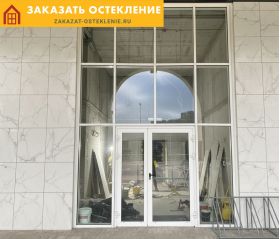 Стеклянная входная группа белого цвета с панорамным остеклением для ресторана