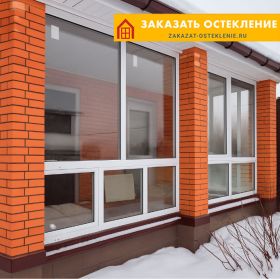 Веранда дома с остеклением стеклопакетами белого цвета