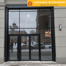 Тонированный фасад кафе с панорамным остеклением для максимального притока света
