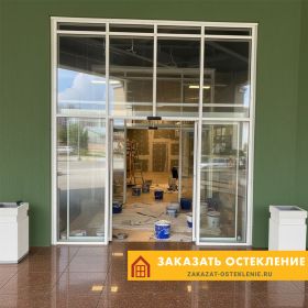 Входная группа офиса с панорманым раздвижным остеклением белым алюминиевым профилем