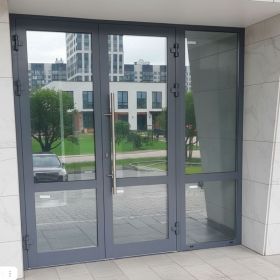 Алюминиевые входные двери серого цвета с тонировкой для бизнес-центра