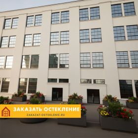 Панорамное энергоэффективное остекление бизнес-центра с минимальными рамами и солнцезащитным стеклом