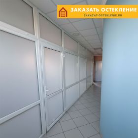 Офисные перегородки белого цвета с матовым стеклом и повышенной шумоизоляцией