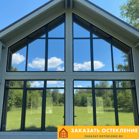 Фасад коттеджа с остеклением