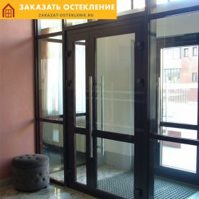 Входная группа с панорамным остеклением цветным алюминиевым профилем