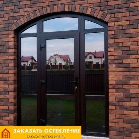 Пластиковая входная дверь коричневого цвета для частного дома