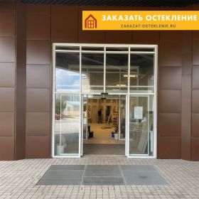 Раздвижная стеклянная входная группа белого цвета с панорамным остеклением