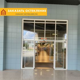 Раздвижная входная группа с дверью белого цвета для магазина