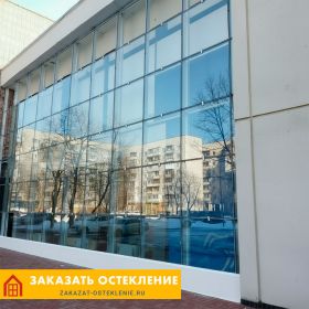 Современный фасад торгового центра со структурным остеклением