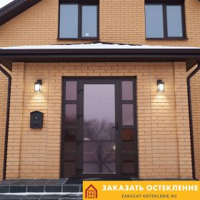 Уличная утепленная пластиковая дверь черного цвета с панорамным остеклением