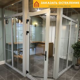 Входная группа белого цвета с панорамным остеклением для цветочного магазина