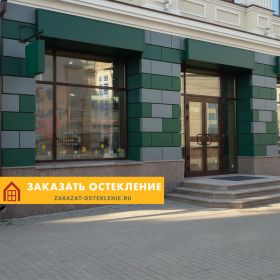 Входная группа коричневого цвета для продуктового магазина