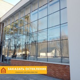 Магазин с витражным остеклением фасада с тонкими рамами для лучшего обзора