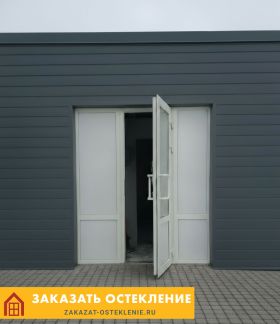 Белая уличная дверь из пластикового профиля без стекла