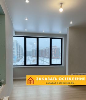 Французский балкон в квартире с раздвижными окнами черного цвета для экономии пространства