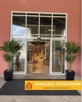 Автоматическая раздвижная дверь белого цвета на входе в аптеку