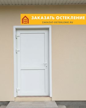 Глухие пластиковые двери белые для частного дома