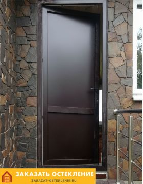 Коричневая входная дверь из пластикового профиля без стекла