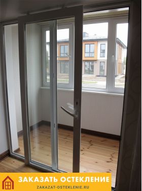 Глухие раздвижные перегородки белого цвета с остеклением от пола до потолка