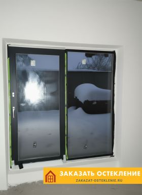 Черная дверь купе из алюминиевого профиля с тонированным стеклом