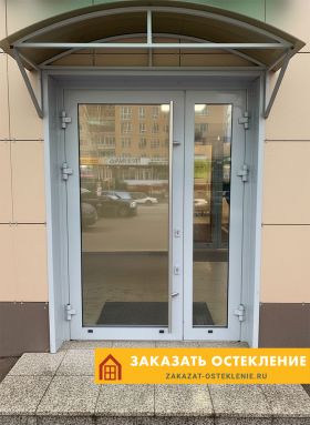 Алюминиевая входная дверь серого цвета для аптеки с остеклением