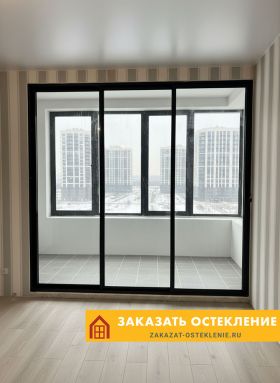 Балконный блок с раздвижной дверью черного цвета