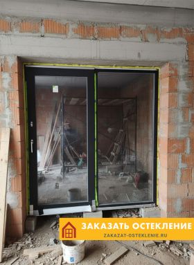 Цветные портальные двери с панорамным остеклением в пол