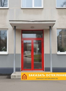 Двустворчатая входная дверь красного цвета со стеклом