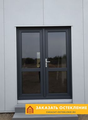 Двустворчатые пластиковые двери серого цвета для коттеджа