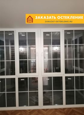 Балкон с остеклением французскими окнами белого цвета