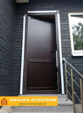 Глухая входная дверь из белого пластикового профиля без стекла в доме