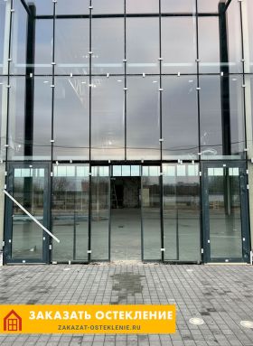 Фасад здания с остеклением алюминиевым профилем