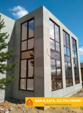 Лестничный проем в здании с панорамным остеклением