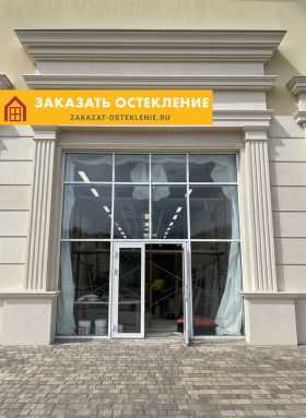 Входная группа с распашной дверью и панорамным остеклением в пол