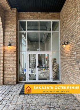 Входная группа для магазина в торговом центре с панорамным остеклением