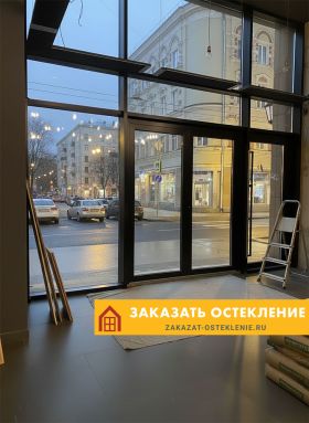 Остекление витрины для магазина с глухой фрамугой в верхней части