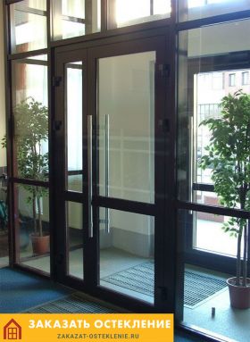 Стеклянная входная группа с тамбуром для офисного здания под ключ