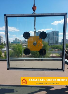 Фасад здания с бесшовным структурным остеклением со скрытыми креплениями