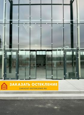 Структурное остекление входной группы с раздвижной дверью