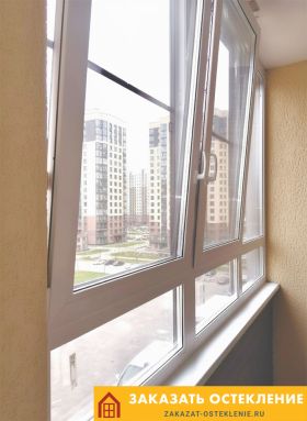 Теплая лоджия с панорамным остеклением профилем белого цвета