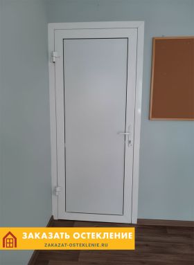 Межкомнатная дверь из тонкого алюминиевого профиля белого цвета без стекла
