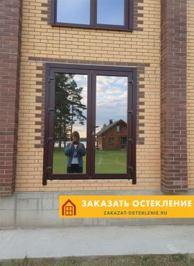 Уличная пластиковая дверь коричневая для загородного дома с матовым остеклением