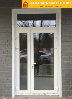Уличные пластиковые двери со стеклопакетом белого цвета