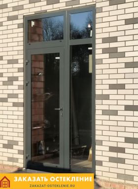 Входная уличная дверь в аптеку с остеклением и противовзломной фурнитурой